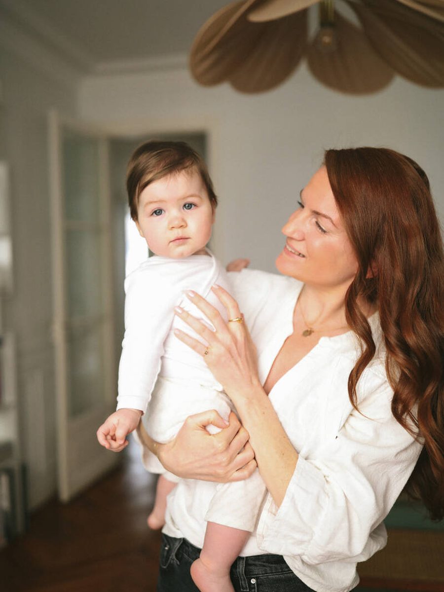 Maëlle, fondatrice de Maison Ose, avec sa fille.