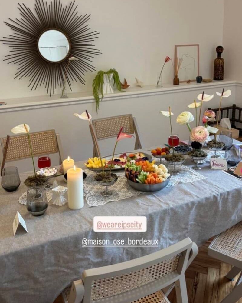 Une grande table dressée pour un événement privé.