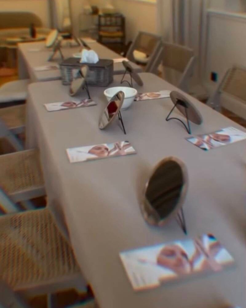 Un atelier autour de la table, miroirs et cartes.