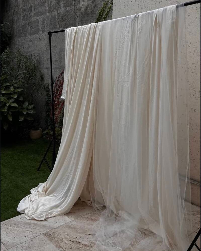 Une toile de shooting tendue dans le jardin.