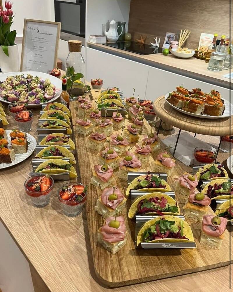 Le buffet dressé dans la cuisine.