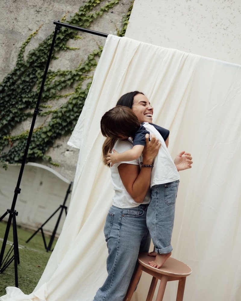 Une séance photo, mère et enfant, devant la toile.