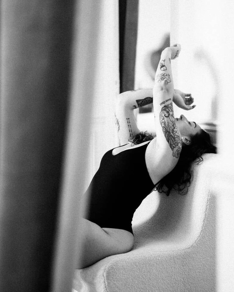 Une posture de yoga dans la lumière de la fenêtre.