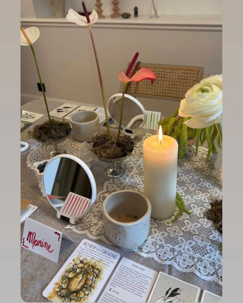 Une table d'atelier préparée avant l'arrivée.